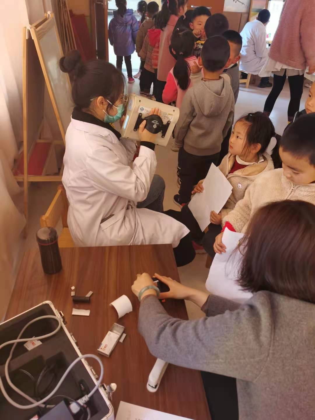 我园幼儿进行视力检测
