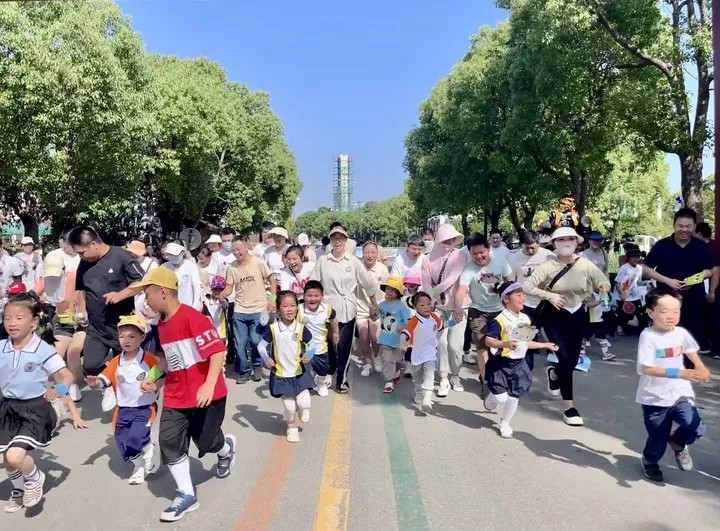 大手牵小手 一起向未来——吴中区车坊幼儿园第一届亲子马拉松活动