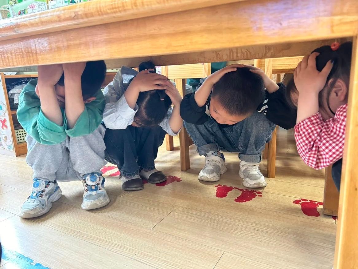 以“练”筑防 临“震”不慌——吴中区车坊幼儿幼儿园地震避险安全演练活动